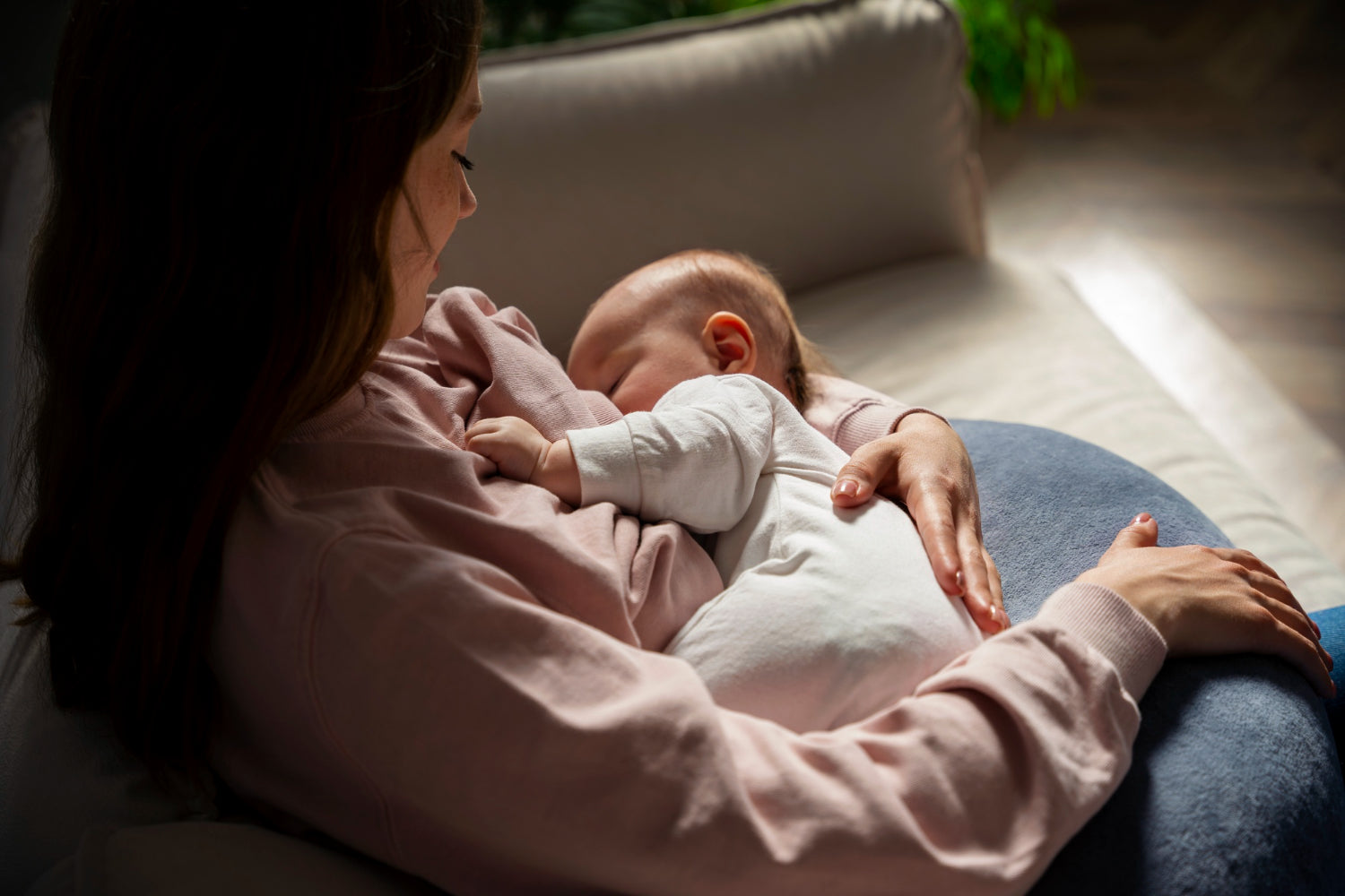 Best Breastfeeding Positions to Reduce Gas in Newborns